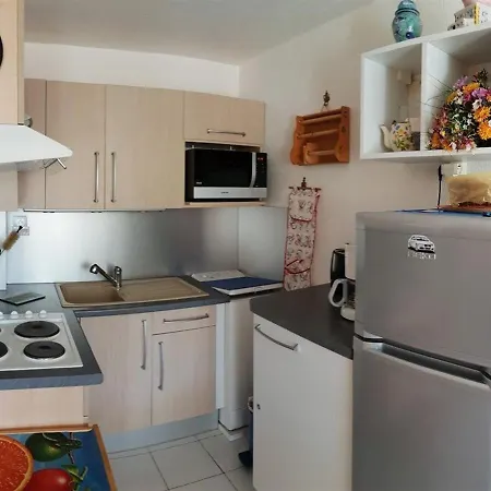 T2 Avec Balcon, Parking Prive Et Piscine A 150m De La - - Fr-1-388-26 Lägenhet *